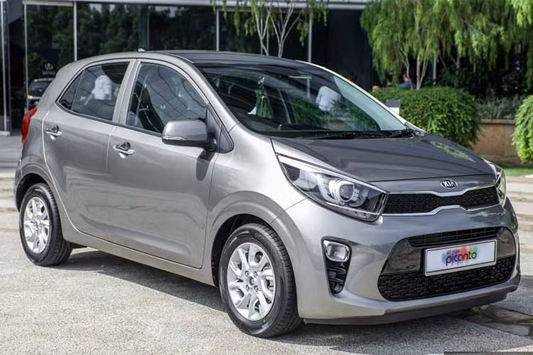 Mẫu xe gia đình cỡ nhỏ, giá rẻ Picanto - cũng chính là chiếc xe Kia Morning 2018 vừa được chính thức ra mắt tại thị trường Malaysia. Thế hệ thứ 3 của Picanto không còn trang bị gói ngoại thất GT Line như trước đó tại Malaysia mà mang dáng dấp thể thao, cá tính hơn