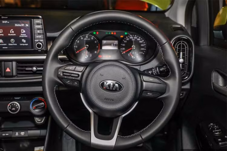 Ngoài ra, các tính năng tiện ích đáng chú ý bao gồm điều hòa không khí, radio kỹ thuật số với Bluetooth, USB, đài AM/FM, hỗ trợ Aux... và ghế bọc dạng nỉ/da. Hàng ghế sau của xe cũng có thể gập theo tỉ lệ 60:40.