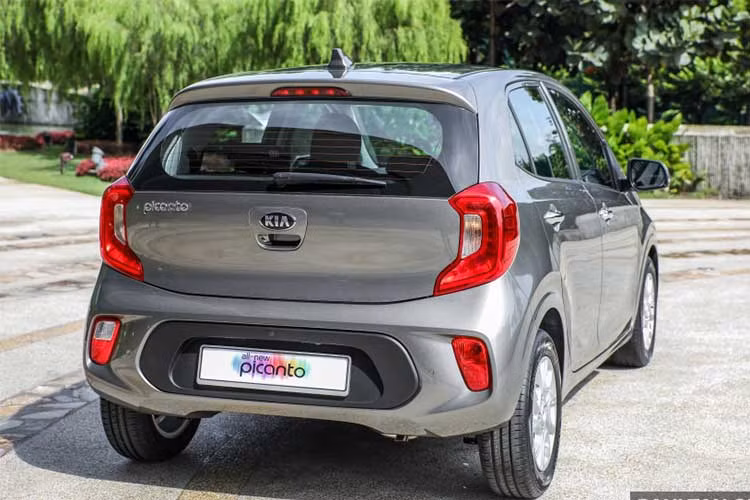 Kia Morning 2018 sẽ vẫn có kích thước dài x rộng x cao lần lượt là 3.595 mm x 1.595 mm x 1.495 mm, cùng chiều dài cơ sở 2.400 mm và khoảng sáng gầm xe 151 mm. Trên phiên bản mới này, phần thân xe không còn các chi tiết màu hoặc mạ crom nhấn nhá như những phiên bản trước đây.