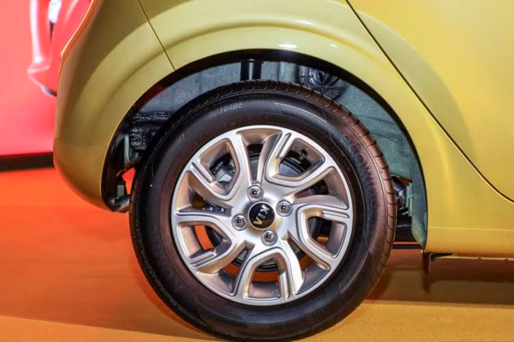 Trên phiên bản mới, bộ la-zăng hợp kim 2 tông màu, 8 chấu sẽ thay bằng loại 15 inch. Morning phiên bản 2018 cũng được đánh giá chất lượng an toàn hơn trước khi sử dụng thép cường lực gấp đôi so với hiện hành.