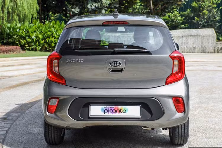 Trong khi đó, phần đuôi được tỉnh chỉnh lại, đèn hậu dạng Led chữ C cụp, cánh gió trên nắp ca-pô tích hợp đèn hậu, các ống xả mạ crom sẽ không xuất hiện trên phiên bản mới này. Các chi tiết tổng thể cũng đơn giản hơn.