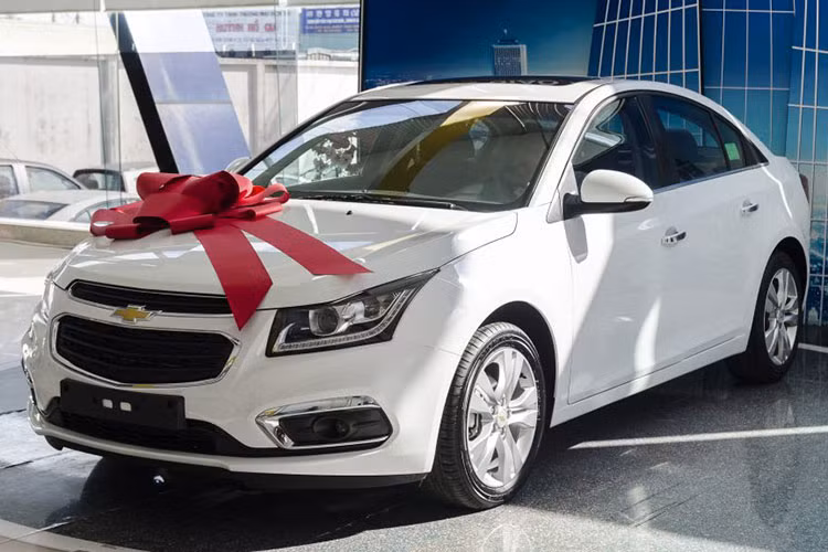 Mẫu xe ôtô giảm nhiều nhất trong tháng 1/2018 của thương hiệu ôtô Mỹ tại Việt Nam là Chevrolet Cruze. Phiên bản cao cấp LTZ được giảm 80 triệu, tức là chỉ còn 619 triệu đồng. Phiên bản LT giảm 70 triệu đồng, còn 519 triệu đồng, ngang với Kia Cerato 1.6 MT. Hyundai Elantra 1.6 MT có giá cao hơn khoảng 30 triệu đồng.