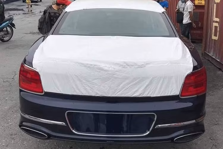 Bên cạnh đó, chiếc Bentley Flying Spur First Edition 2020 đầu tiên về Việt Nam còn thuộc thế hệ hoàn toàn mới nên có ngoại hình khác biệt so với những chiếc Bentley Flying Spur thế hệ thứ 2 đang lăn bánh tại Việt Nam từ đèn pha, đèn hậu đến cản va trước/sau hay lưới tản nhiệt.