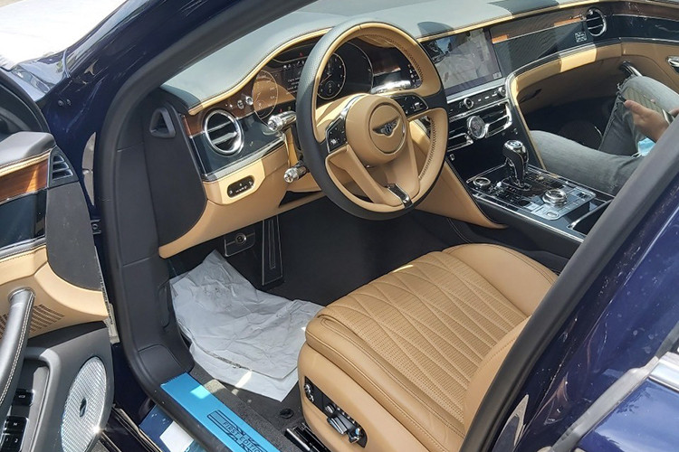 Các ghế ngồi của Bentley Flying Spur First Edition 2020 được thêu quả trám và phần da bọc trong khoang lái của xe được Bentley trang trí theo phong cách ba chiều hoàn toàn mới, đây là lần đầu được giới thiệu dành cho mẫu xe Bentley Flying Spur First Edition 2020. Xe còn có thêm các chi tiết ốp gỗ veneer hai tông màu Liquid Amber và Grand Black. Xe còn có màn hình xoay 3 chế độ độc đáo giống với trên mẫu xe Continental GT thế hệ thứ 3 đã có ít nhất 2 chiếc về Việt Nam.