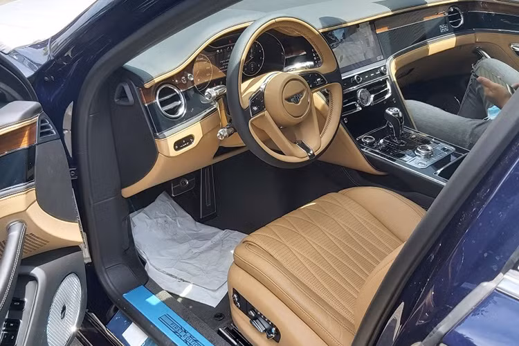 Các ghế ngồi của Bentley Flying Spur First Edition 2020 được thêu quả trám và phần da bọc trong khoang lái của xe được Bentley trang trí theo phong cách ba chiều hoàn toàn mới, đây là lần đầu được giới thiệu dành cho mẫu xe Bentley Flying Spur First Edition 2020. Xe còn có thêm các chi tiết ốp gỗ veneer hai tông màu Liquid Amber và Grand Black. Xe còn có màn hình xoay 3 chế độ độc đáo giống với trên mẫu xe Continental GT thế hệ thứ 3 đã có ít nhất 2 chiếc về Việt Nam.