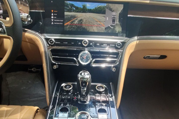 Đáng tiếc là động cơ của Bentley Flying Spur First Edition 2020 không có gì khác so với bản tiêu chuẩn Bentley Flying Spur thế hệ thứ 3. Xe cũng được trang bị động cơ xăng W12, tăng áp kép, dung tích 6.0 lít, sản sinh công suất tối đa 626 mã lực và mô-men xoắn cực đại 900 Nm. Kết hợp với hộp số tự động ly hợp kép ZF 8 cấp, mẫu sedan hạng sang nặng 2.437 kg này có thể tăng tốc từ vị trí xuất phát lên 100 km/h trong thời gian chỉ 3,8 giây và đạt vận tốc tối đa 333 km/h.