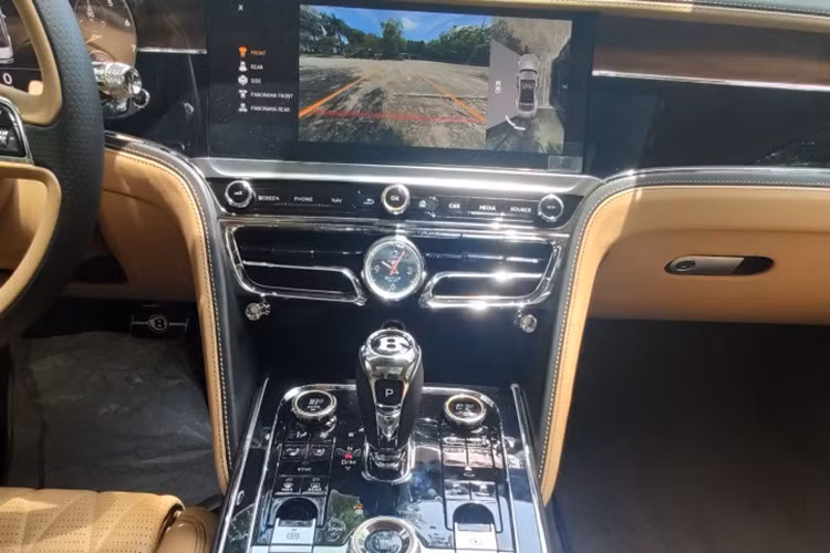 Đáng tiếc là động cơ của Bentley Flying Spur First Edition 2020 không có gì khác so với bản tiêu chuẩn Bentley Flying Spur thế hệ thứ 3. Xe cũng được trang bị động cơ xăng W12, tăng áp kép, dung tích 6.0 lít, sản sinh công suất tối đa 626 mã lực và mô-men xoắn cực đại 900 Nm. Kết hợp với hộp số tự động ly hợp kép ZF 8 cấp, mẫu sedan hạng sang nặng 2.437 kg này có thể tăng tốc từ vị trí xuất phát lên 100 km/h trong thời gian chỉ 3,8 giây và đạt vận tốc tối đa 333 km/h.