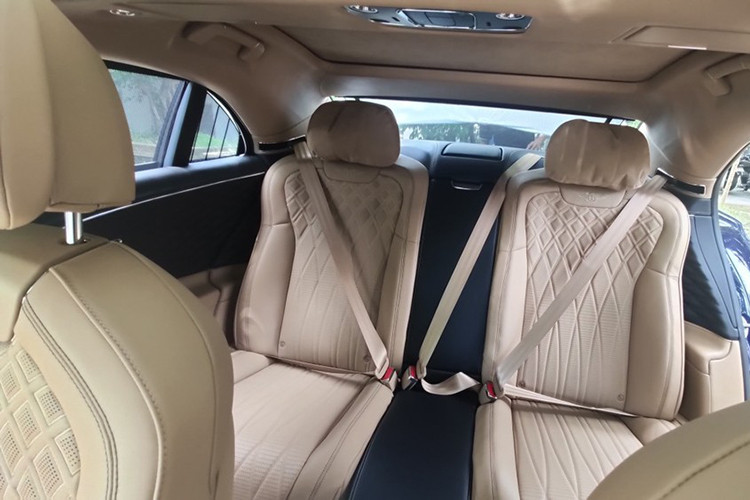 Một chế độ sẽ là những mảnh gỗ ốp cao cấp, trong khi hai chế độ còn lại là màn hình cảm ứng 12.3 inch phục vụ thông tin giải trí và một chế độ gồm ba đồng hồ cơ. Hệ thống an toàn gồm hỗ trợ làn đường, quan sát ban đêm, màn hình hiển thị thông tin kính lái và hệ thống kiểm soát hành trình thích ứng. Bentley cũng trang bị cho chiếc FlyingSpur First Edition 2020 này bộ loa Naim công suất lến đến 2.200 wattvới 19 loa.