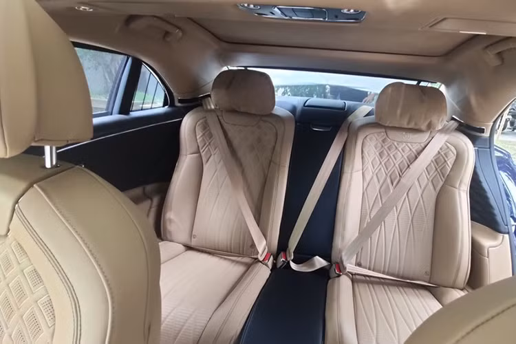 Một chế độ sẽ là những mảnh gỗ ốp cao cấp, trong khi hai chế độ còn lại là màn hình cảm ứng 12.3 inch phục vụ thông tin giải trí và một chế độ gồm ba đồng hồ cơ. Hệ thống an toàn gồm hỗ trợ làn đường, quan sát ban đêm, màn hình hiển thị thông tin kính lái và hệ thống kiểm soát hành trình thích ứng. Bentley cũng trang bị cho chiếc FlyingSpur First Edition 2020 này bộ loa Naim công suất lến đến 2.200 wattvới 19 loa.