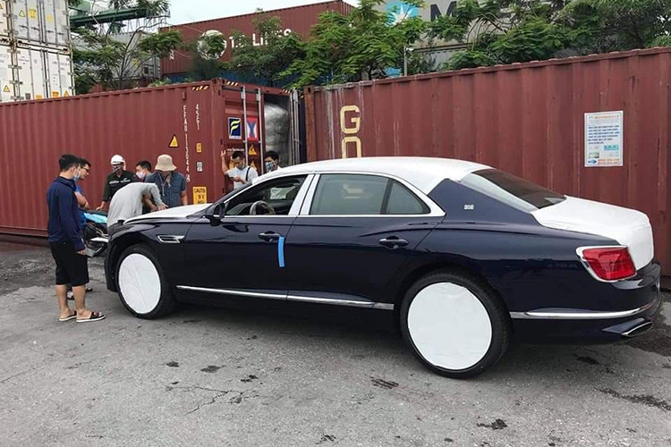 Sau một năm, chiếc xe siêu sang Bentley Flying Spur First Edition 2020 đầu tiên đã có mặt tại thị trường xe sang Việt theo diện phân phối chính hãng. Đây cũng là chiếc Bentley Flying Spur 2020 mới đầu tiên về Việt Nam hiện nay.