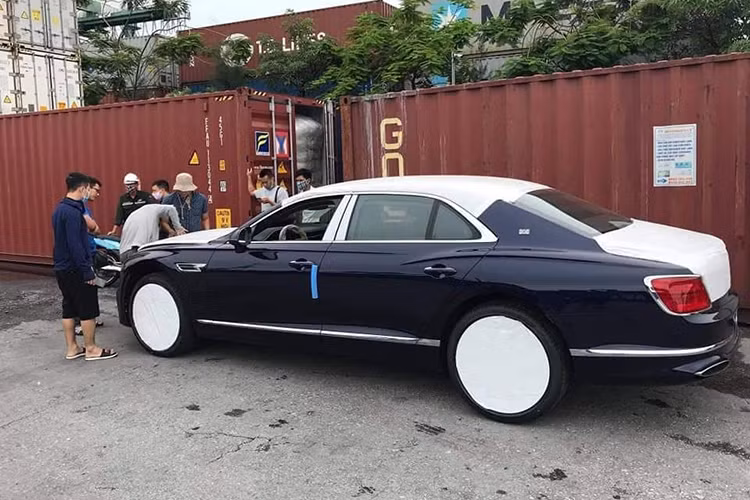 Sau một năm, chiếc xe siêu sang Bentley Flying Spur First Edition 2020 đầu tiên đã có mặt tại thị trường xe sang Việt theo diện phân phối chính hãng. Đây cũng là chiếc Bentley Flying Spur 2020 mới đầu tiên về Việt Nam hiện nay.