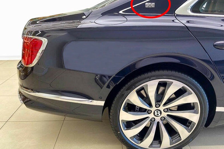 Những dấu hiệu đặc biệt của dòng xe Bentley Flying Spur First Edition 2020 sẽ thể hiện ngay lập tức ở bậc cửa với dòng chữ Bentley phát sáng và phía trên còn có dòng chữ First Edition lồng vào trong logo cờ Anh. Ngoài ra Logo hình quốc kỳ Anh với số 1 còn xuất hiện trên bảng táp-lô, trước mặt ghế phụ của xe Bentley Flying Spur First Edition 2020.