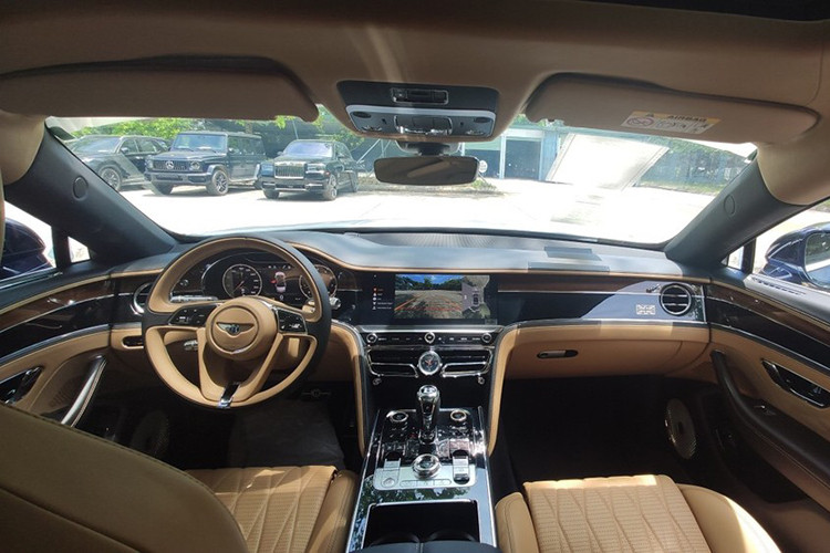 Chiếc xe siêu sang Bentley Flying Spur First Edition 2020 đầu tiên cập bến Việt Nam có trang bị gói nâng cấp Mulliner Driving Specification. Gói nâng cấp này sẽ bao gồm nội thất bọc da bò hai tông màu, chủ nhân của xe đã chọn màu da là vàng Camel phối cùng màu đen Beluga.