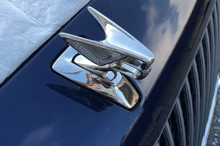 Bentley Flying Spur First Edition 2020 đầu tiên về Việt Nam được chủ nhân lên cấu hình với ngoại thất xe có màu sơn xanh Peacock và còn đi kèm bộ vành hợp kim 22 inch được bộ phận Mulliner làm riêng, đánh bóng nổi bật và cùng nhiều chi tiết ấn tượng khác chẳng hạn như logo " The Flying B" thò thụt lần đầu tiên được trang bị cho dòng xe Bentley Flying Spur.