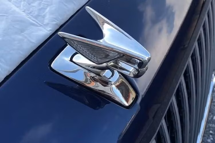 Bentley Flying Spur First Edition 2020 đầu tiên về Việt Nam được chủ nhân lên cấu hình với ngoại thất xe có màu sơn xanh Peacock và còn đi kèm bộ vành hợp kim 22 inch được bộ phận Mulliner làm riêng, đánh bóng nổi bật và cùng nhiều chi tiết ấn tượng khác chẳng hạn như logo " The Flying B" thò thụt lần đầu tiên được trang bị cho dòng xe Bentley Flying Spur.