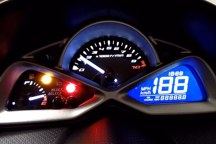 Dòng SMax 155 mới 2018 này của Yamaha đuợc nâng cấp từ dòng SMax truớc với nhiều công nghệ tích hợp hơn. Cụm đồng hồ của xe không thay đỏi nhiều so với phiên bản trước đó, vẫn được chia làm 3 với kim báo vòng tua máy, kim báo xăng cùng đồng hồ đo tốc độ dạng kỹ thuật số.