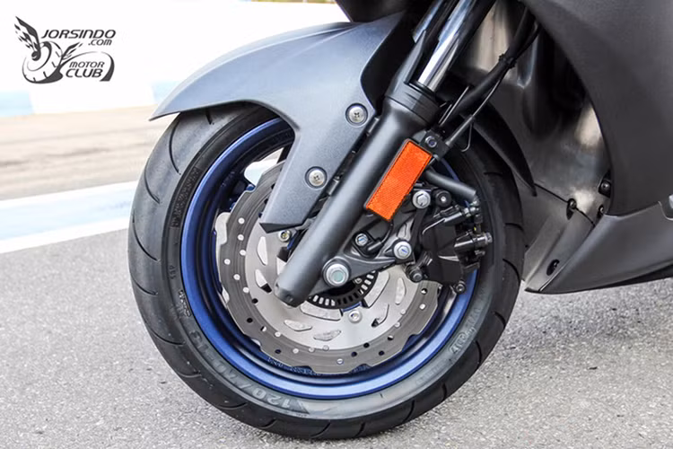 Hệ thống giảm xóc trên Yamaha SMax 155 ABS là loại ống lồng (phía trước) và lò xo cuộn kép (phía sau). Cặp mâm trước, sau đều có đường kính 13 inch, sử dụng lốp không săm. Cả bánh trước và sau cùng dùng phanh đĩa đơn thủy lực, được trang bị hệ thống phanh chống bó cứng (ABS) tiêu chuẩn.