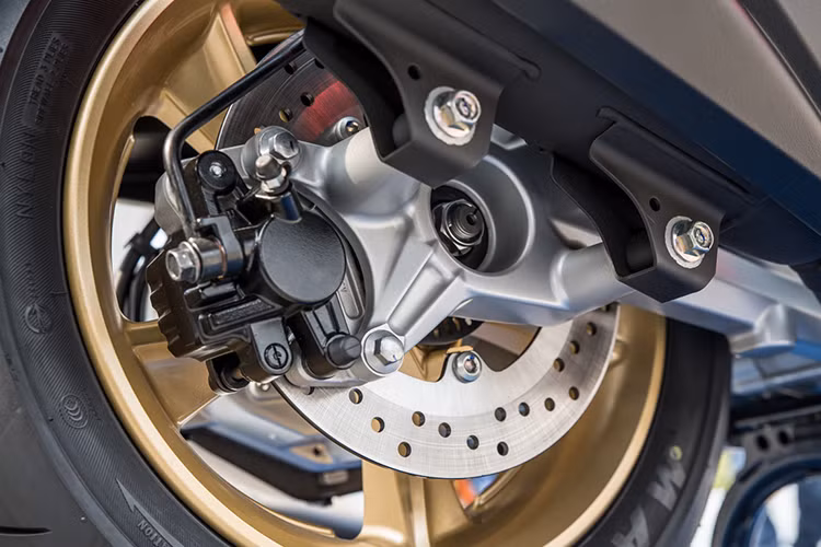 Yamaha SMax 155 ABS có chiều dài 1.955 mm dài, rộng 740 mm và cao 1.115 mm, chiều cao yên xe 765 mm. Hệ thống khung sườn kiểu mới cũng khiến trọng lượng khô của chiếc xe chỉ đạt ở mức 127kg, ngoài ra xe còn sở hữu cốp lớn với dung tích lên tới 30 lít.