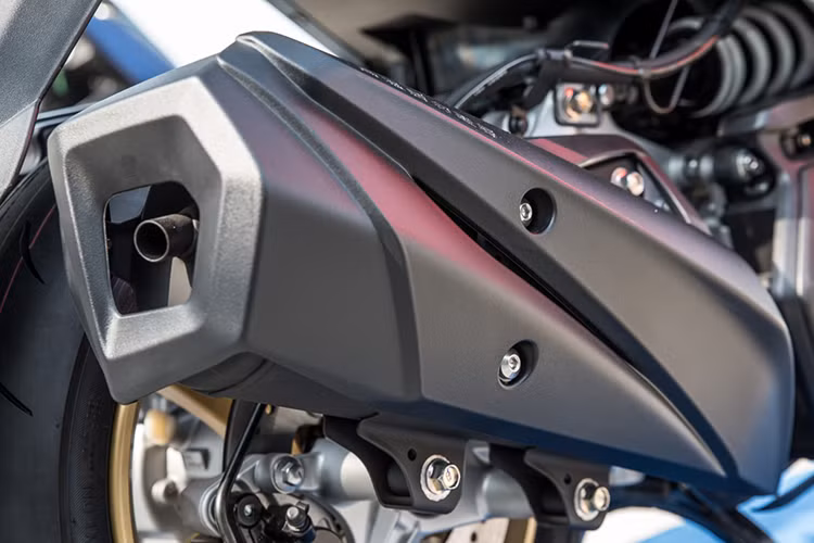 Trái tim của Yamaha SMax 155 ABS phiên bản 2018 không có sự thay đổi so với thế hệ người tiền nhiệm. Xe được trang bị khối động cơ xi-lanh đơn, dung tích 155 phân khối, làm mát bằng chất lỏng, công suất 15,09 mã lực tại 8.000 rpm và mô-men xoắn cực đại 14,4 Nm tại 6.000 rpm.