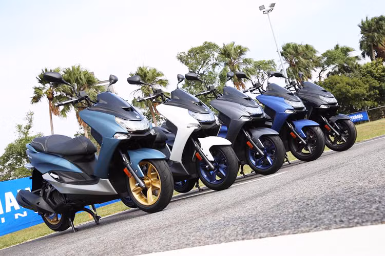 Mẫu xe tay ga Yamaha SMax 155 ABS phiên bản 2018 được thiết kế với ghi đồng trần, tuơng tự mẫu xe "đối thủ" PCX của Honda. SMax 155 đời 2018 thuộc dòng Max - Series của Yamaha, sở hữu khối động cơ 155cc tích hợp công nghệ VVA vừa đuợc giới thiệu tại thị truờng Đài Loan.