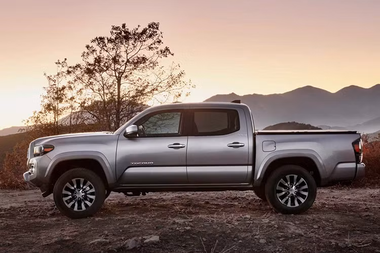 Trong đó, cả 06 phiên bản Toyota Tacoma 2020 mới này, các xe đều có cụm lưới tản nhiệt mới, mâm mới hoặc cả hai. Cụ thể, bản SR5 có mâm 16 inch mới sơn màu đen Dark Satin, và vỏ đèn hậu tối hơn.