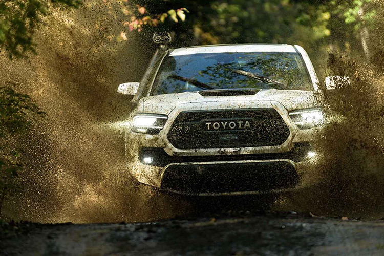 Bản TRD Sport sử dụng mâm 17 inch, đèn pha LED và đèn sương mù LED, màn hình cảm ứng 8 inch tích hợp camera toàn cảnh - Panoramic View Monitor (PVM), hệ thống treo TRD với phuộc từ thương hiệu BILSTEIN, và khóa vi sai cầu sau.