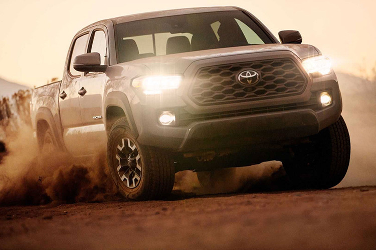 Trong đó các phiên bản cao hơn như: TRD Sport, TRD Pro hay Limited sẽ dùng máy xăng V6 3.5L ~278 mã lực và mô-men xoắn cực đại 359Nm. Cả hai phiên bản động cơ đều sử dụng hộp số tự động 6 cấp (6 AT), trong đó ở phiên bản động cơ V6 có thêm tùy chọn hộp số tay 6 cấp (6 MT) dành cho người yêu thích lái xe truyền thống.