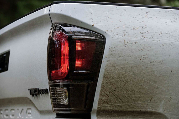 Phiên bản TRD Pro có nhiều thay đổi nhất, bao gồm đèn pha &amp; chiếu sáng ban ngày LED, cụm đèn hậu khói mờ, bổ sung thêm màu sơn Xanh Quân Đội (Army Green) mới bên cạnh các màu Trắng (Super White), Đen (Midnight Black metallic), hay Xám (Gray metallic).