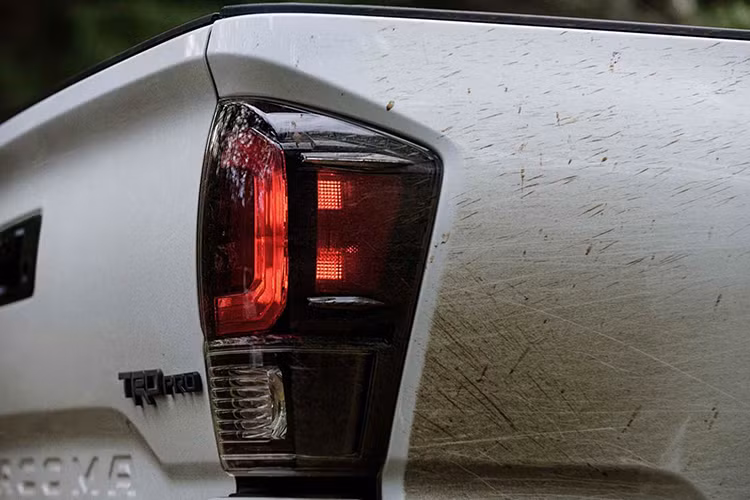 Phiên bản TRD Pro có nhiều thay đổi nhất, bao gồm đèn pha &amp; chiếu sáng ban ngày LED, cụm đèn hậu khói mờ, bổ sung thêm màu sơn Xanh Quân Đội (Army Green) mới bên cạnh các màu Trắng (Super White), Đen (Midnight Black metallic), hay Xám (Gray metallic).