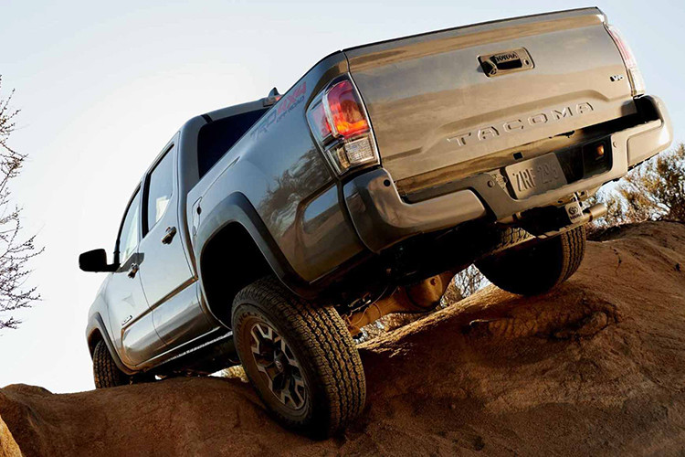 Bên trong cabin xe được trang bị ghế ngồi bọc da, ghế lái điều chỉnh điện 10 hướng, màn hình đa phương tiện 8 inch (tiêu chuẩn trên mọi phiên bản) được hoàn thiện với đồ họa tốt hơn, tích hợp kết nối Apple CarPlay và Android Auto. Về động cơ, ở phiên bản nâng cấp facelift giữa đời, Tacoma vẫn sử dụng máy xăng I4 2.7L ở phiên bản thấp sản sinh công suất 159 mã lực và mô-men xoắn cực đại 244Nm.