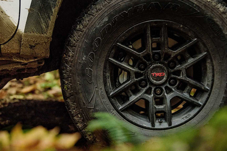 Hệ thống treo TRD được trang bị cho Toyota Tacoma 2020 bao gồm phuộc Fox 2,5 inch trước sau được tinh chỉnh, ‘’dàn chân’’ sử dụng mâm 16 inch kiểu dáng mới và nhẹ hơn trước, đi cùng với bộ lốp địa hình Goodyear Wrangler All-Terrain gia cố sợi Kevlar,...