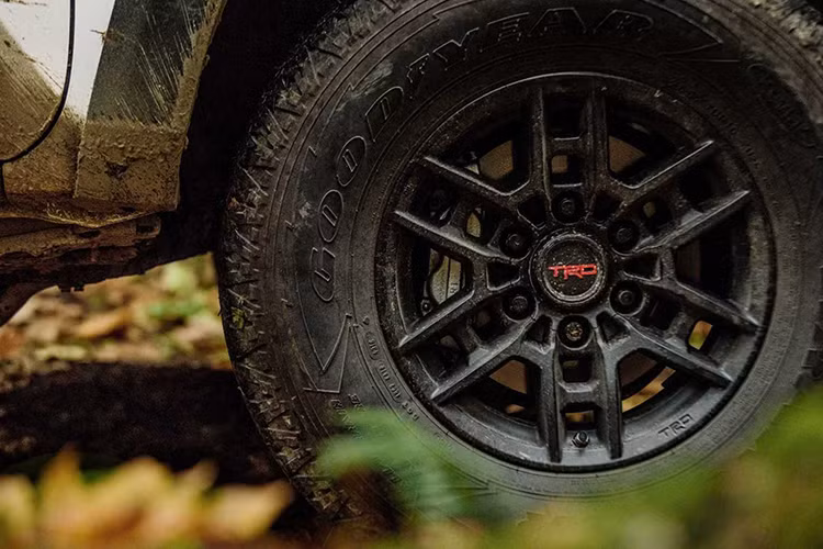 Hệ thống treo TRD được trang bị cho Toyota Tacoma 2020 bao gồm phuộc Fox 2,5 inch trước sau được tinh chỉnh, ‘’dàn chân’’ sử dụng mâm 16 inch kiểu dáng mới và nhẹ hơn trước, đi cùng với bộ lốp địa hình Goodyear Wrangler All-Terrain gia cố sợi Kevlar,...