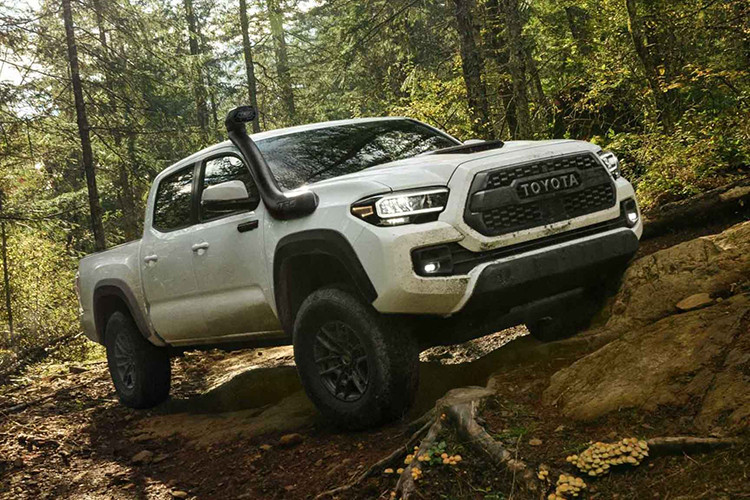 Đợt nâng cấp facelift mới của dòng bán tải Toyota Tacoma thế hệ thứ ba sẽ bao gồm tất cả 06 phiên bản: SR thương mại, đề cao tính thực dụng thích hợp phục vụ để công việc, SR5 kinh tế, TRD Sport Off-Road và TRD Pro Off-Road thiên hướng off-road, và cuối cùng phiên bản Limited cao cấp.
