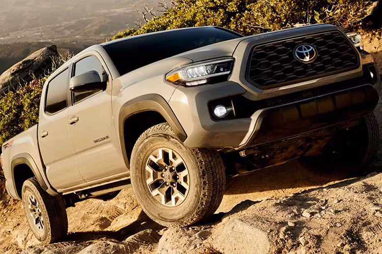 Toyota đã trang bị gói an toàn Toyota Safety Sense P (TSS-P) tiêu chuẩn trên mọi phiên bản của Tacoma mới, gói này bao gồm một loạt các hệ thống như: cảnh báo va chạm trước và phát hiện người đi bộ, cảnh báo chệch làn đường, điều khiển hành trình radar (Radar Cruise Control),... Tacoma hiện đang là mẫu bán tải cỡ trung bán chạy nhất tại Mỹ trong 14 năm qua. Xe vốn được đánh cao ở khả năng vận hành bền bỉ.