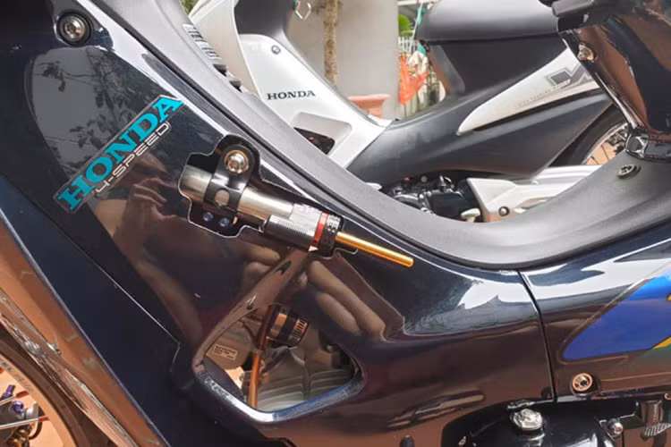 Ngoài ra, chiếc xe Honda Wave độ này còn được trang bị trợ lực Matris kẹp sườn với hành trình 110mm đi kèm cùng 16 nấc chỉnh sẽ giúp chủ xe dễ dàng cân bằng tay lái hơn không bị sàng lắc phần đầu xe khi qua các ổ gà lớn hay chạy tốc độ cao đặc biệt là trên các cung đường thẳng.