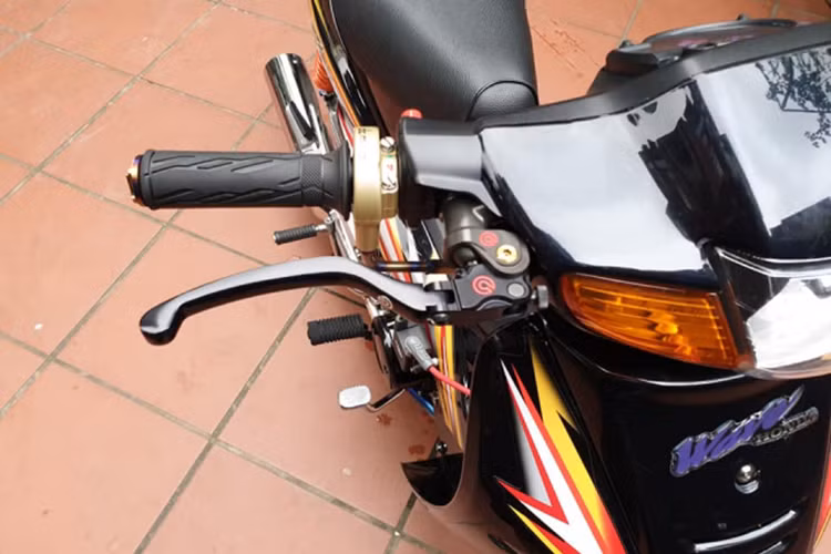 Ở phần đầu xe, chủ nhân đã chi ra số tiền hơn 30 triệu đồng chỉ để sở hữu tay thắng Brembo Rossi. Bên cạnh là combo quen thuộc cùm tăng tốc Domino vàng và on/off cùng thương hiệu.