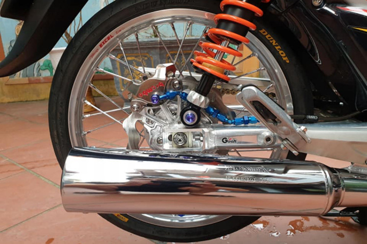 Cặp phuộc sau mà chiếc xe này sở hữu đến từ thương hiệu Matris sản xuất dành riêng cho Wave sử dụng đây được coi là cặp phuộc độc nhất thị trường Việt Nam, theo chia sẻ chủ xe thì anh đã từng sử dụng Nitron nhưng vì độ chất và hiếm nên đã quyết định chuyển qua Matris.