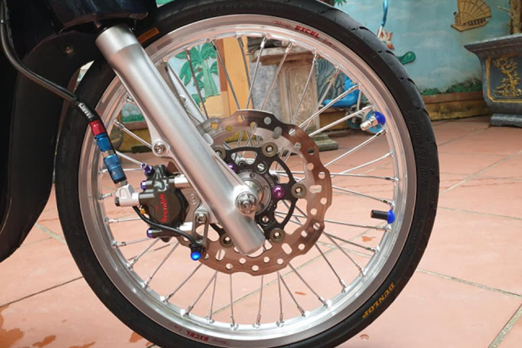 Nhìn xuống dàn chân trước là hình ảnh quen thuộc của dây dầu Earl's được bấm các ngắt dầu cnc trong đó nổi bật nhất là ngắt dầu Staubli có giá thành hơn 7 triệu đồng, kết nối cùng heo dầu Brembo moto3 2 pis đối xứng được làm bằng chất liệu nhôm cnc nguyên khối với piston bên trong được phủ Carbon cho khả năng chịu nhiệt cao hơn.