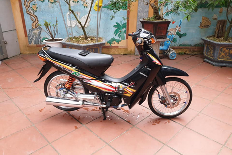 Chiếc xe số phổ thông Honda Wave 110 Thái Lan sau khi được người chơi xe tại Hà Nội độ kiểng lại với một số món phụ tùng nâng cấp tới từ những hãng nổi tiếng đã trở nên nổi bật hơn nhưng không mất đi vẻ nguyên bản. Được biết mức giá lên full đồ cho xe hết khoảng hơn 100 triệu đồng.