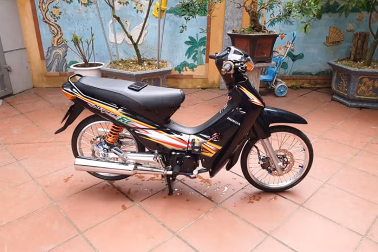 Chiếc xe số phổ thông Honda Wave 110 Thái Lan sau khi được người chơi xe tại Hà Nội độ kiểng lại với một số món phụ tùng nâng cấp tới từ những hãng nổi tiếng đã trở nên nổi bật hơn nhưng không mất đi vẻ nguyên bản. Được biết mức giá lên full đồ cho xe hết khoảng hơn 100 triệu đồng.