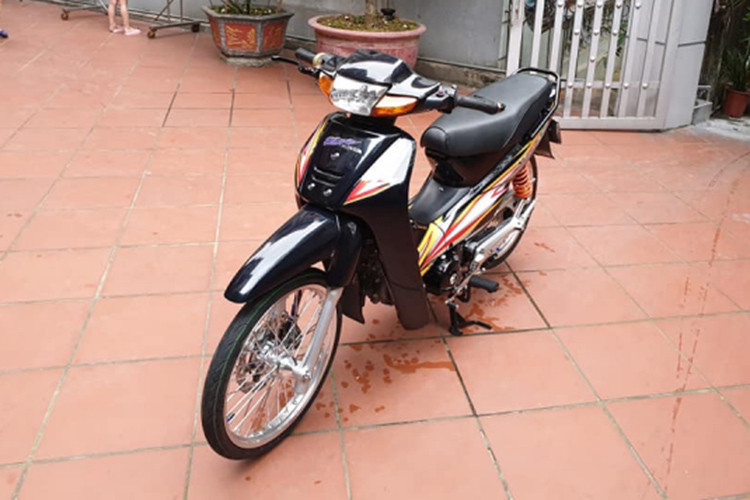 Vốn là mẫu xe thường được người dân Việt sử dụng cho nhu cầu đi lại hàng ngày nhưng khi rơi vào tay của dân chơi xe, Honda Wave cũng có thể trở thành một chiếc xe đầy phong cách. Với một loạt phụ tùng "hàng hiệu", một biker Hà Nội đã "dọn kiểng" xe máy Honda Wave Thái, khiến chiếc xe không mất đi vẻ đẹp nguyên bản nhưng đã trở nên nổi bật hơn.