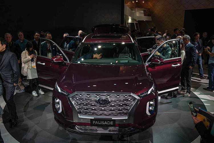 Các chế độ lái của Palisade cũng khá đa dạng với nhiều lựa chọn như Normal, Sport, Smart. Các phiên bản dùng hệ dẫn động HTRAC có thêm chế độ Snow để đi tuyết. Mỗi chế độ sẽ can thiệp lực kéo của trục trước và sau, Momen động cơ, hộp số và các chế độ kiểm soát lực bám đường. Giá xe Hyundai Palisade 2020 tại Mỹ hiện vẫn chưa được công bố.