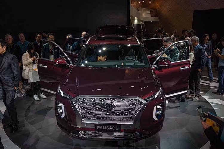 Các chế độ lái của Palisade cũng khá đa dạng với nhiều lựa chọn như Normal, Sport, Smart. Các phiên bản dùng hệ dẫn động HTRAC có thêm chế độ Snow để đi tuyết. Mỗi chế độ sẽ can thiệp lực kéo của trục trước và sau, Momen động cơ, hộp số và các chế độ kiểm soát lực bám đường. Giá xe Hyundai Palisade 2020 tại Mỹ hiện vẫn chưa được công bố.