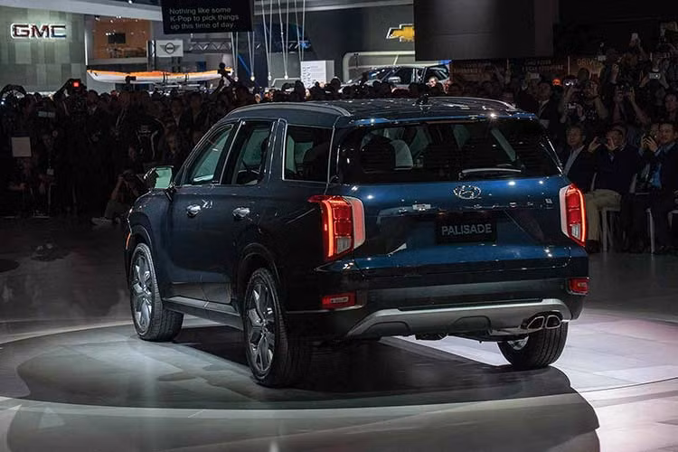 Xe sở hữu hệ động lực khá mạnh mẽ với động cơ 3.8 GDI cho công suất 291 mã lực tại 6.000 vòng/ phút, momen xoắn cực đại đạt 355 Nm. Đi kèm sẽ là hộp số tự động 8 cấp và hệ dẫn động 4 bánh HTRAC. Tuy nhiên, hiện hãng xe Hyundai vẫn chưa công bố thông tin gì về động cơ dầu cho thị trường Mỹ. Nhưng theo nhiều nguồn tin, sẽ có thêm tuỳ chọn Diesel cho các thị trường Châu Á và Châu Âu. 