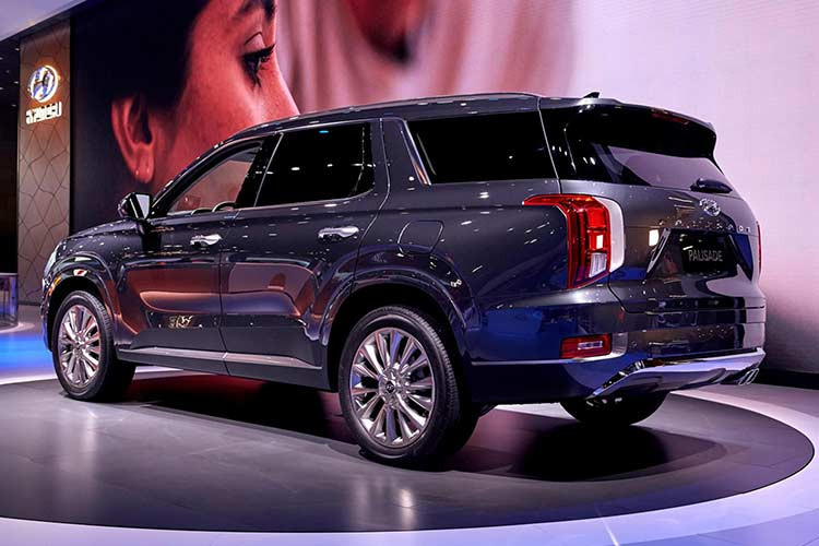 SUV Hyundai Palisade 2020 cũng có thiết kế khác biệt so với nhiều mẫu SUV/Crossover khác hiện tại của hãng xe Hàn Quốc. Những công bố mới nhẩt tại Los Angeles Auto Show 2018 cho thấy Palisade có kích thước của xe to hơn cả SantaFe XL trước đó với thông số 4.980 x 1.976 x 1.775 mm tương ứng với chiều dài x rộng x cao.