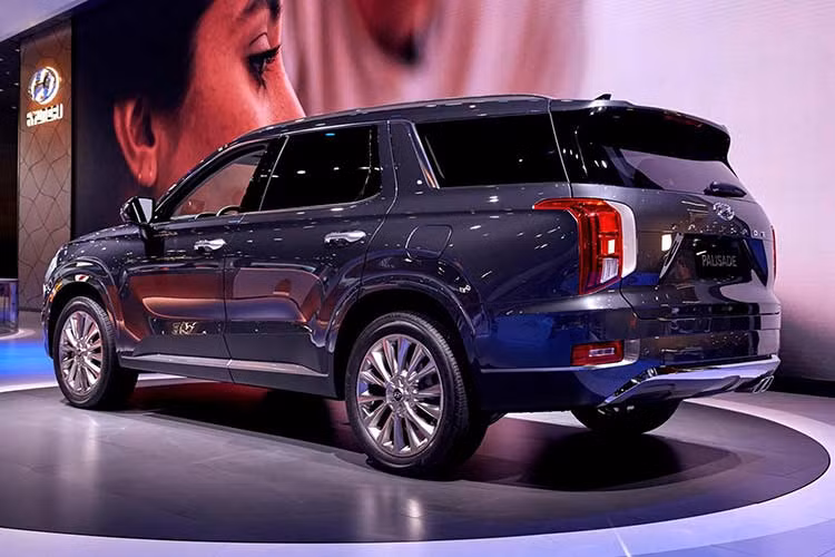 SUV Hyundai Palisade 2020 cũng có thiết kế khác biệt so với nhiều mẫu SUV/Crossover khác hiện tại của hãng xe Hàn Quốc. Những công bố mới nhẩt tại Los Angeles Auto Show 2018 cho thấy Palisade có kích thước của xe to hơn cả SantaFe XL trước đó với thông số 4.980 x 1.976 x 1.775 mm tương ứng với chiều dài x rộng x cao.