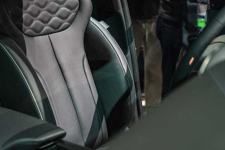 Hàng ghế thứ hai của xe cũng có thể dễ dàng gập lại chỉ bằng một nút bấm duy nhất để tạo không gian cho người ra vào hàng ghế thứ 3. Mỗi hàng ghế đều được hãng xe ôtô Hyundai trang bị tới 7 cổng USB dùng để sạc các thiết bị di động, ngoài ra nó cũng có tới 16 chỗ để ly nước.