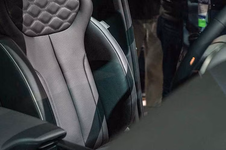 Hàng ghế thứ hai của xe cũng có thể dễ dàng gập lại chỉ bằng một nút bấm duy nhất để tạo không gian cho người ra vào hàng ghế thứ 3. Mỗi hàng ghế đều được hãng xe ôtô Hyundai trang bị tới 7 cổng USB dùng để sạc các thiết bị di động, ngoài ra nó cũng có tới 16 chỗ để ly nước.