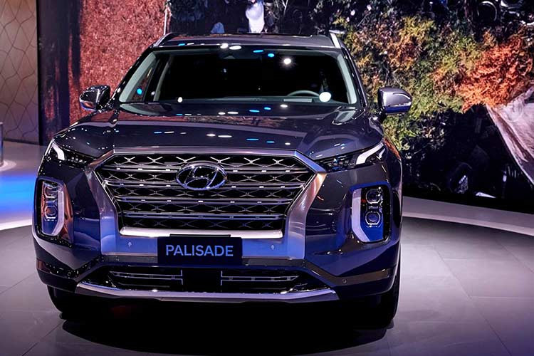 Phần đầu của chiếc SUV hạng sang cỡ lớn này gây ấn tượng với lưới tản nhiệt lớn, cũng kiểu “Thác đổ - Cascading” nhưng viền bao lớn tô đậm nét mạnh mẽ. Đèn pha LED là trang bị tùy chọn dành cho xe, trong khi đèn chiếu sáng ban ngày LED và đèn báo rẽ LED trên gương chiếu hậu. 