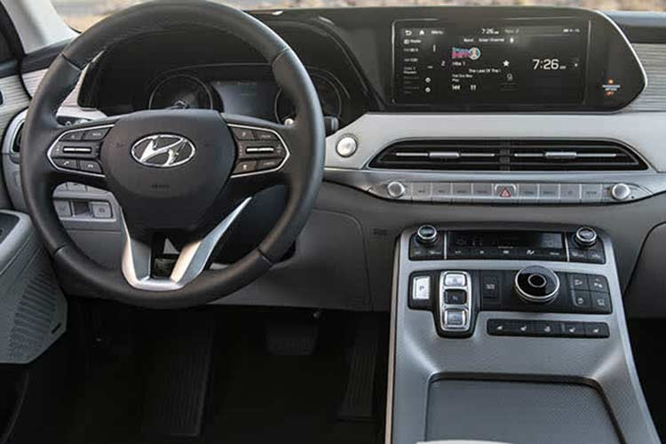 Bên trong nội thất của Hyundai Palisade 2020 sẽ là không gian lý tưởng cho những người mua xe để phục vụ gia đình. Xe có các cấu hình 7 chỗ hoặc 8 chỗ tuỳ nhu cầu, sử dụng các chất liệu nội thất cao cấp hơn SantaFe để khẳng định vị thế sang trọng, toàn bộ ghế bọc da Nappa, đi kèm nhiều chi tiết ốp kim loại và gỗ hạng sang.